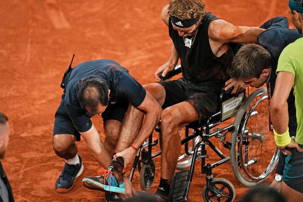 Der deutsche Tennisspieler Alexander Zverev wird im Paris-Halbfinale 2022 verletzt in einen Rollstuhl gesetzt.