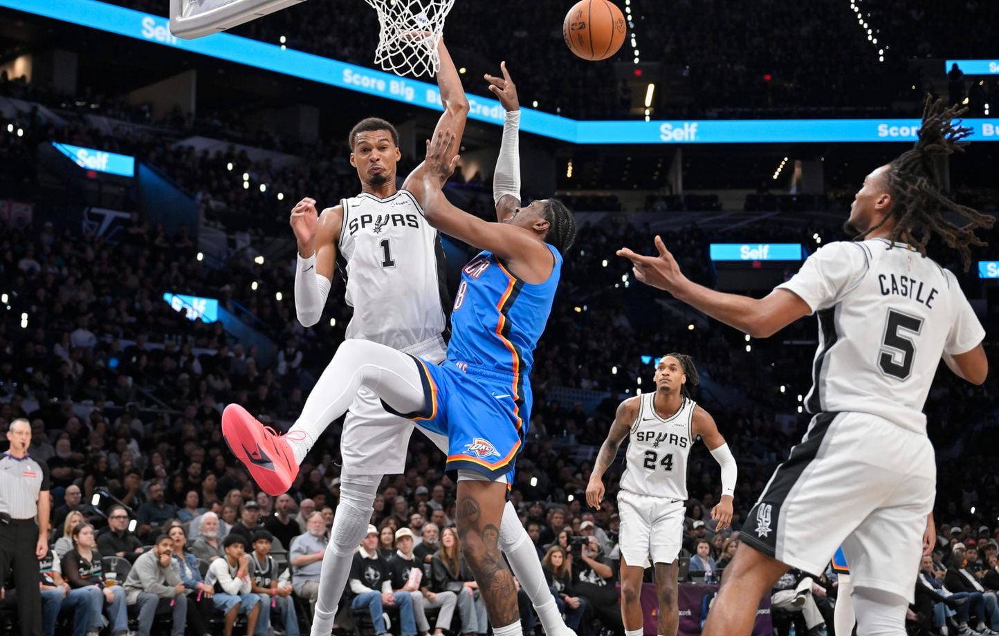 L'attaquant du Thunder d'Oklahoma City Jalen Williams (8) affronte le centre des San Antonio Spurs Victor Wembanyama (1) lors de la seconde moitié d'un match de basket de la NBA, le mardi 20 octobre 2026, à San Antonio. (AP Photo/Darren Abate) /TXDA115/26294172631547//2610210657