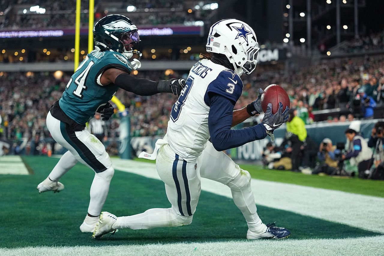 George Pickens #3 of the Dallas Cowboys catches a touchdown pass against Andrew Mukuba #24 of the Philadelphia Eagles during the second quarter at Lincoln Financial Field on Oct. 26, 2026.Credit: Mitchell Leff/Getty
