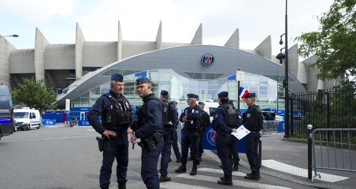 La police devant le Parc des Princes