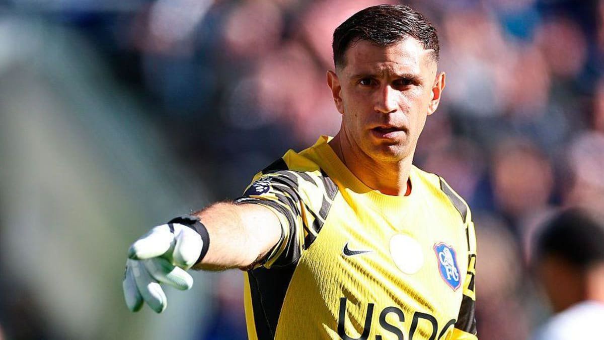 Emiliano Martinez playing for Chelsea