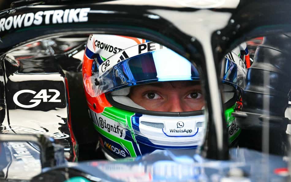 Kimi Antonelli no cockpit, GP dos EUA de F1, capacete colorido com logotipos.
