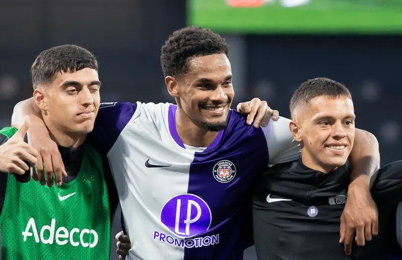 « Je pensais rester un an de plus au TFC » : Emersonn raconte son transfert record en Premier League