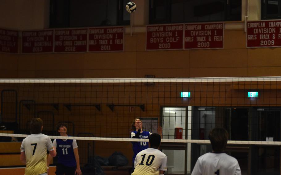 Players from Wiesbaden and Stuttgart wait for the ball to fall in semifinal play on Friday, Oct. 30, 2026, at Kaiserslautern High School, Germany