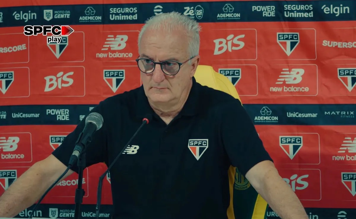 Técnico em coletiva - Foto: Reprodução/SpfcTV