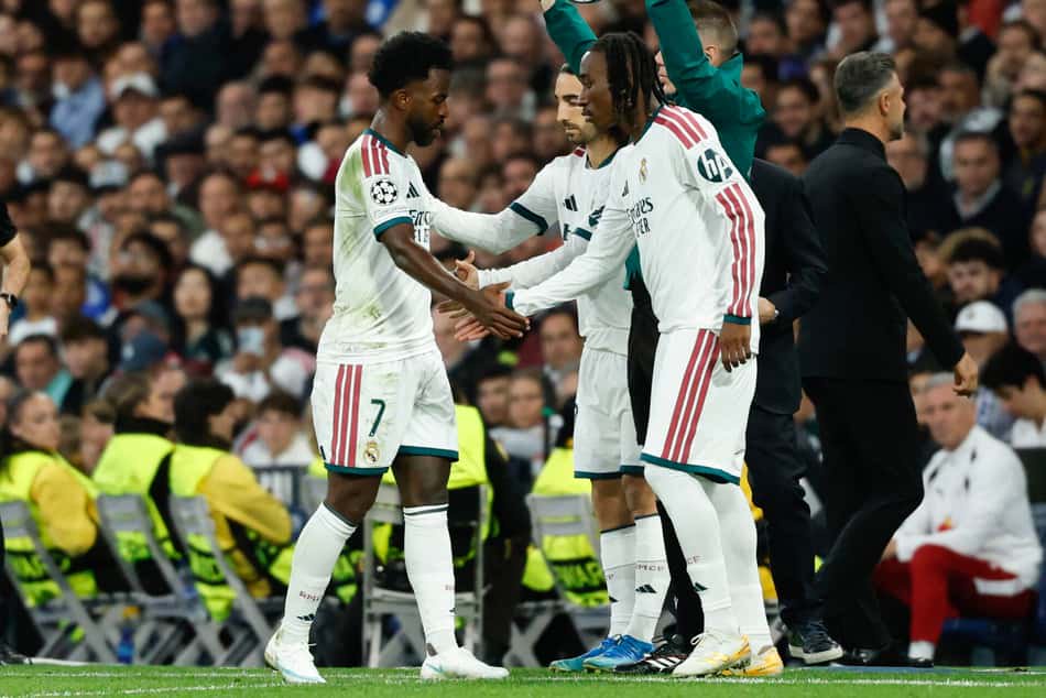 O atacante brasileiro do Real Madrid, número 7, Vinicius Junior (E), passa pelo técnico português do Real Madrid, José Mourinho, ao ser substituído durante a partida da 3ª rodada da Liga dos Campeões da UEFA entre Real Madrid CF e RB Leipzig, no estádio Santiago Bernabéu, em Madri, em 21 de outubro de 2026. (Foto: Oscar Del Pozo / AFP)