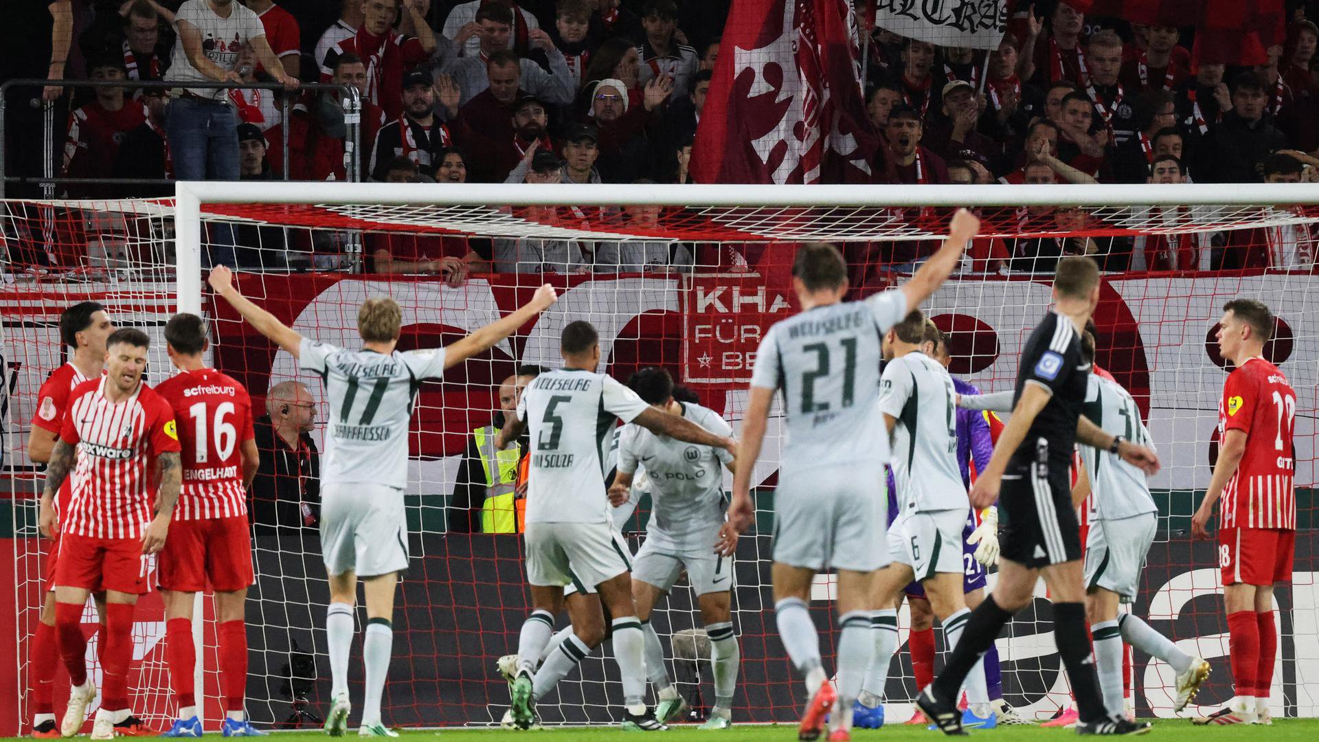 Baden-Württemberg, Freiburg im Breisgau: DFB-Pokal, SC Freiburg - VfL Wolfsburg, 2. Runde, Europa-Park Stadion: Spieler des VfL Wolfsburg bejubeln das 2:1. 