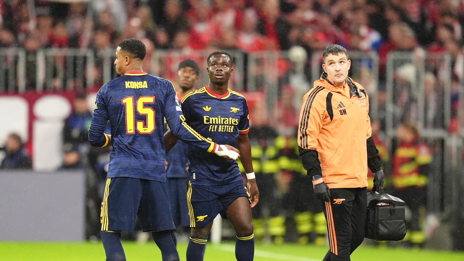 Bukayo Saka leaves the pitch after incurring an injury
