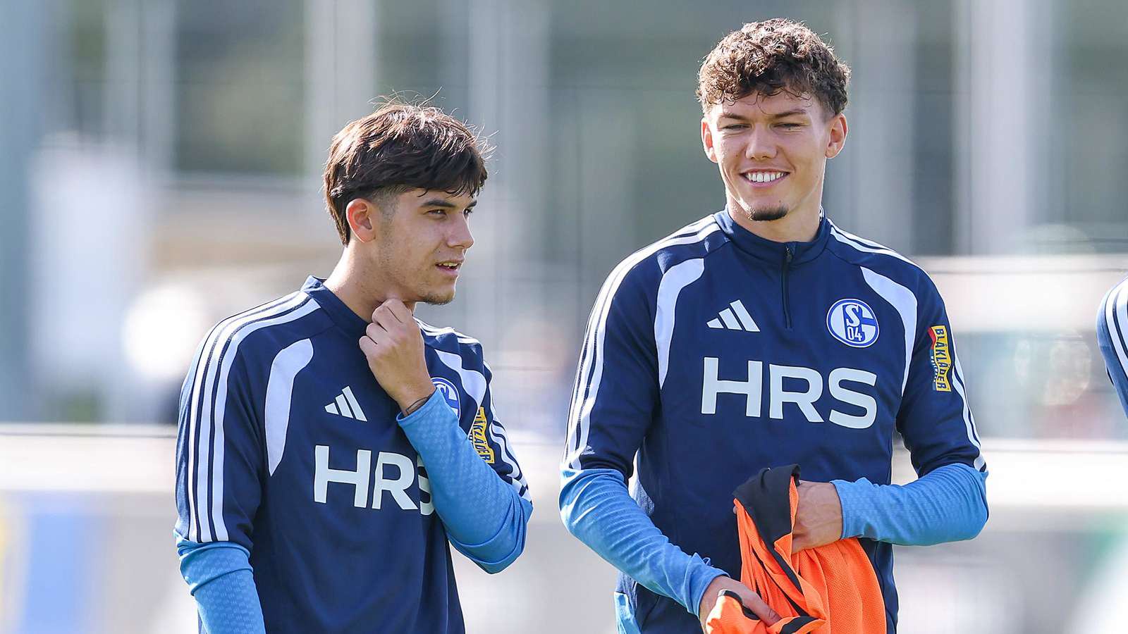 Edion Gashi (l.) und Louis Tober beim Training des FC Schalke 04.
