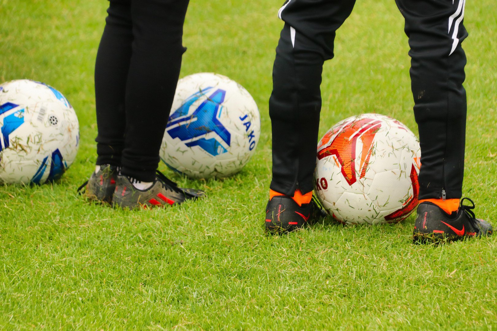 Nahaufnahme der Beine von Spielern beim Training