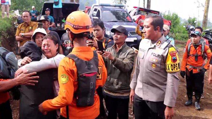Pendaki bernama Naomi Daviola Setyani alias Vio (17) pelajar SMK di Semarang yang sempat dikabarkan hilang dua hari di Gunung Slamet ditemukan dalam keadaan selamat, ia menangis haru memeluk orang tuanya, Selasa (8/10/2024).