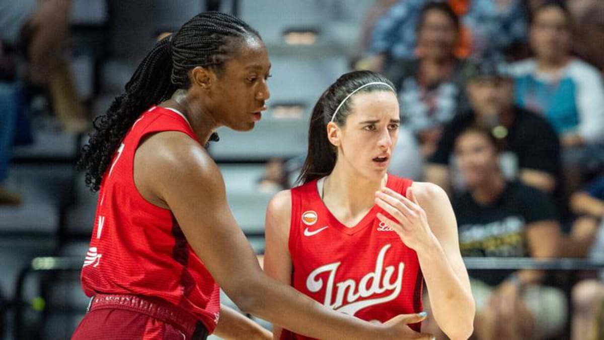 UNCASVILLE, CT – JUNE 13: Aliyah Boston 7 of the Indiana Fever and Caitlin Clark 22 of the Indiana Fever react during the WNBA, Basketball Damen, USA game between the Indiana Fever and the Connecticut Sun on June 13, 2026 at Mohegan Sun Arena in Uncasville, CT. Photo by Erica Denhoff/Icon Sportswire WNBA: JUN 13 Indiana Fever at Connecticut Sun EDITORIAL USE ONLY Icon260613152 ©IMAGO/Icon Sportswire