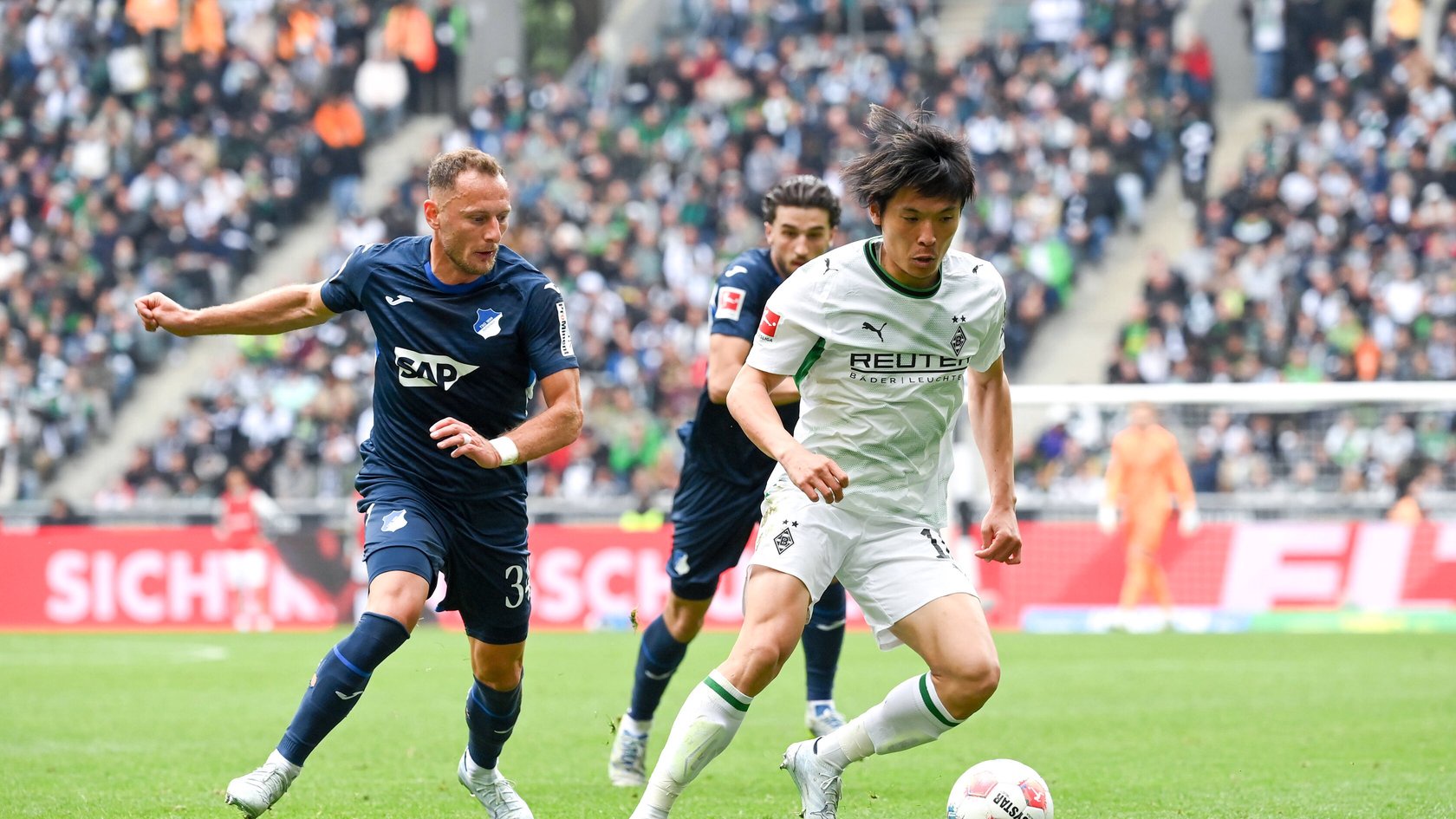 Der Gladbacher Shuto Machino (rechts) im Duell mit Vladimir Coufal von der TSG Hoffenheim.