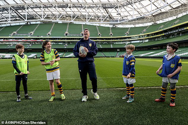 Ronan O'Gara with Monkstown Minis promoting the Aviva Mini rugby festivals in 2022