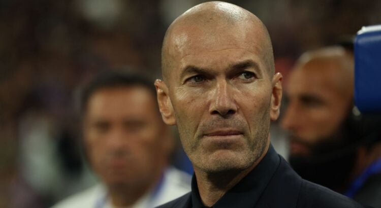 Méconnaissable, Zinédine Zidane bob sur la tête au milieu d'immigrés algériens : "Non, ce n'est pas une légende", ces matchs clandestins auxquels il a participé incognito