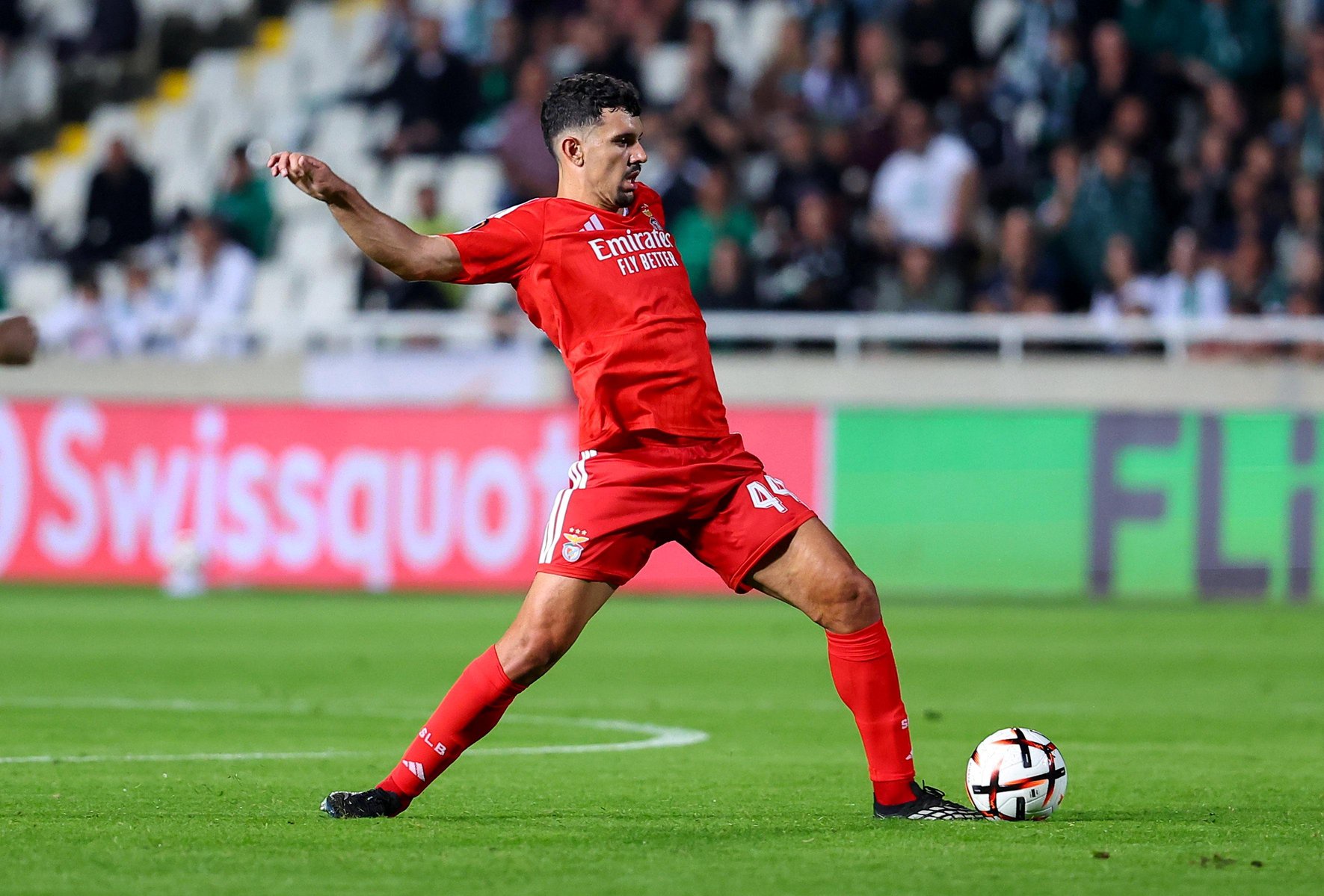 Tomás Araújo em ação. Foto: EPA/KOSTAKIS SAVVIDES (Omonia-Benfica)