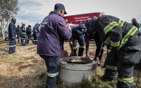 EMS at a manhole in Klipspruit West to search for six-year-old Khaya Magadla who xfell into a manhole in Soweto. Picture: Abigail Javier/EWN