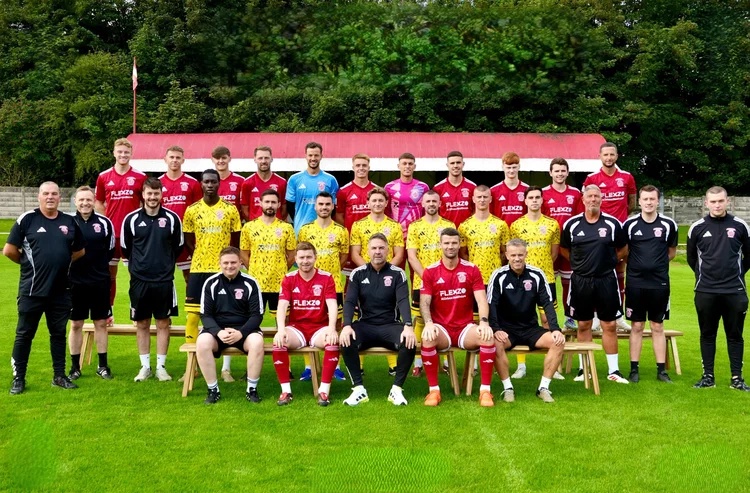 Johnstone Burgh: clube terá que dividir time para disputar jogos simultâneos (Reprodução/Instagram/@johnstoneburghfc)