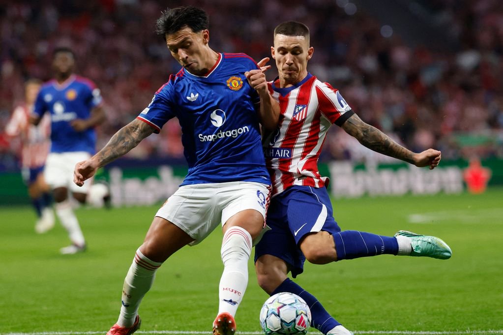 Manchester United's Argentinian defender #06 Lisandro Martinez fights for the ball with Atletico Madrid's Spanish defender #22 Alejandro Grimaldo