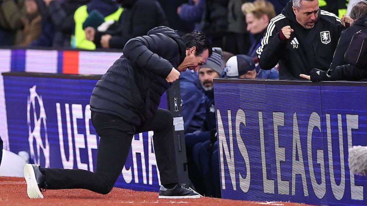 Unai Emery celebrates an Aston Villa goal