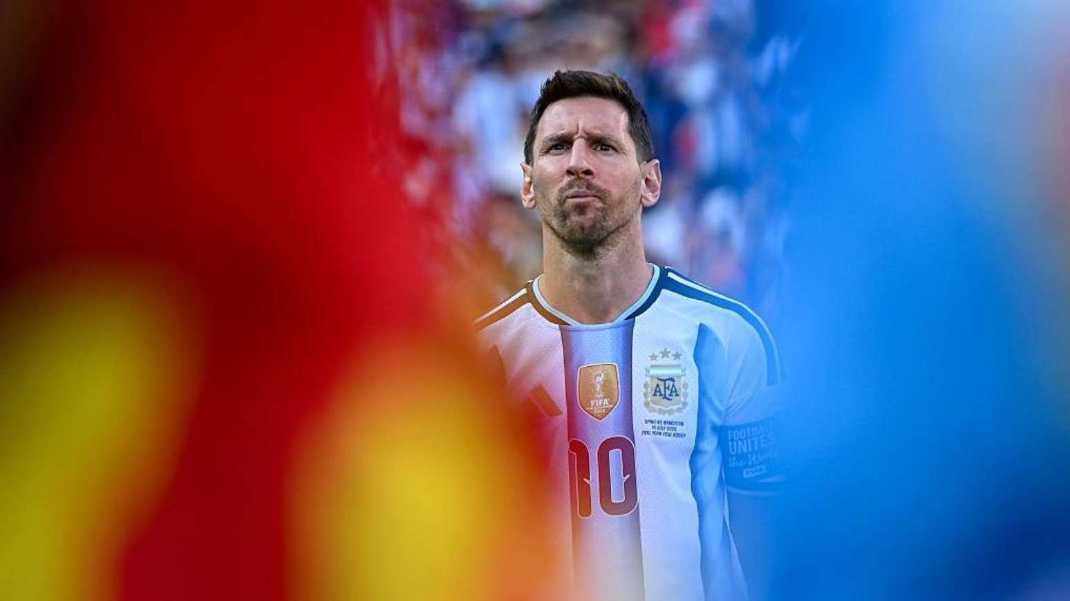 Lionel Messi olhando para a tribuna do MetLife Stadium, em Nova Jersey, nos Estados Unidos. A Argentina havia acabado de perder a final da Copa do Mundo.