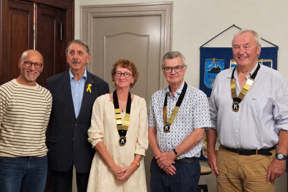 Francine Mellier avec les membres du club Kiwanis d'Abbeville.