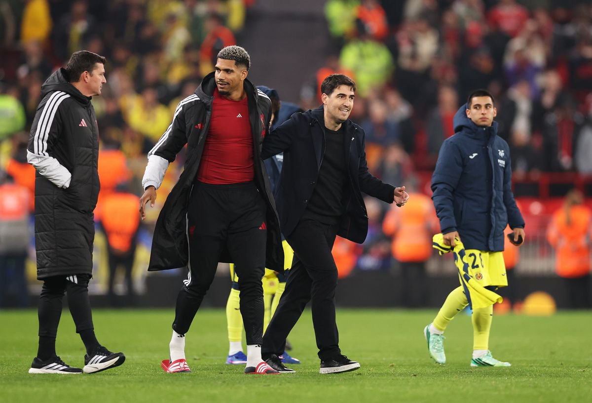 LIVERPOOL, ENGLAND - OCTOBER 20: Ronald Araujo of Liverpool and Andoni Iraola, Manager of Liverpool, celebrate after the UEFA Champions League 2026/27 League Phase MD3 match between Liverpool FC and Villarreal CF at Anfield on October 20, 2026 in Liverpool, England. (Photo by Stu Forster/Getty Images)