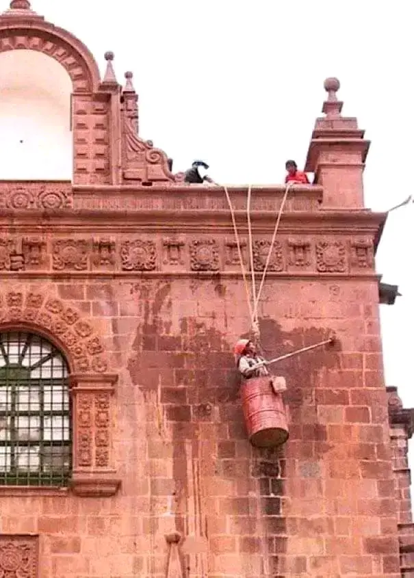 Risky Jobs Some Doing Make Money, Photos