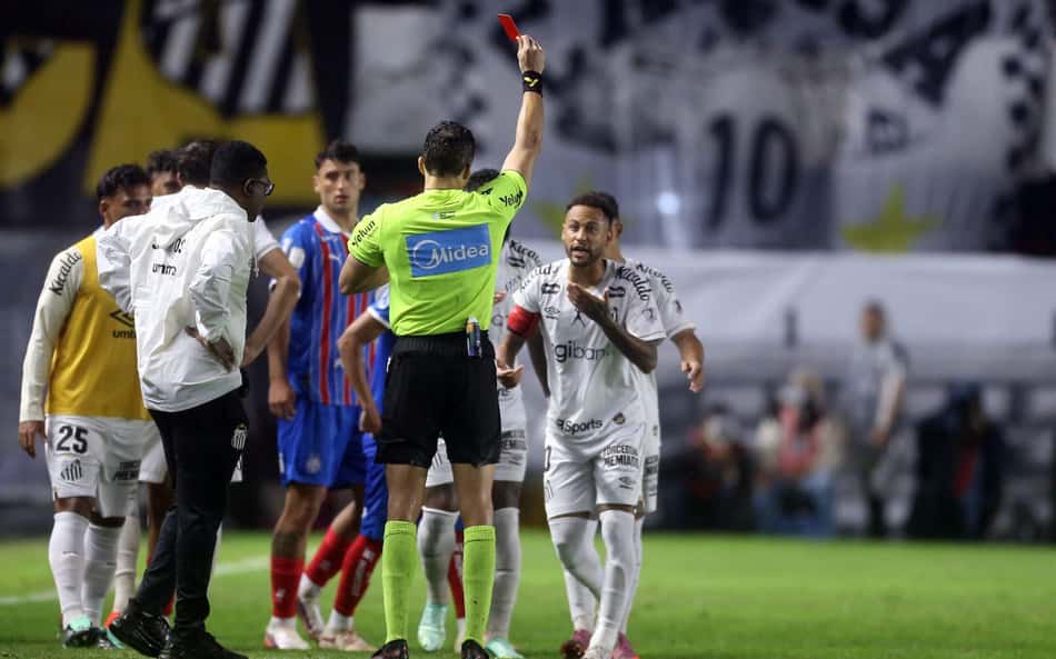 Neymar expulso; árbitro ergue cartão vermelho enquanto jogadores cercam o lance.