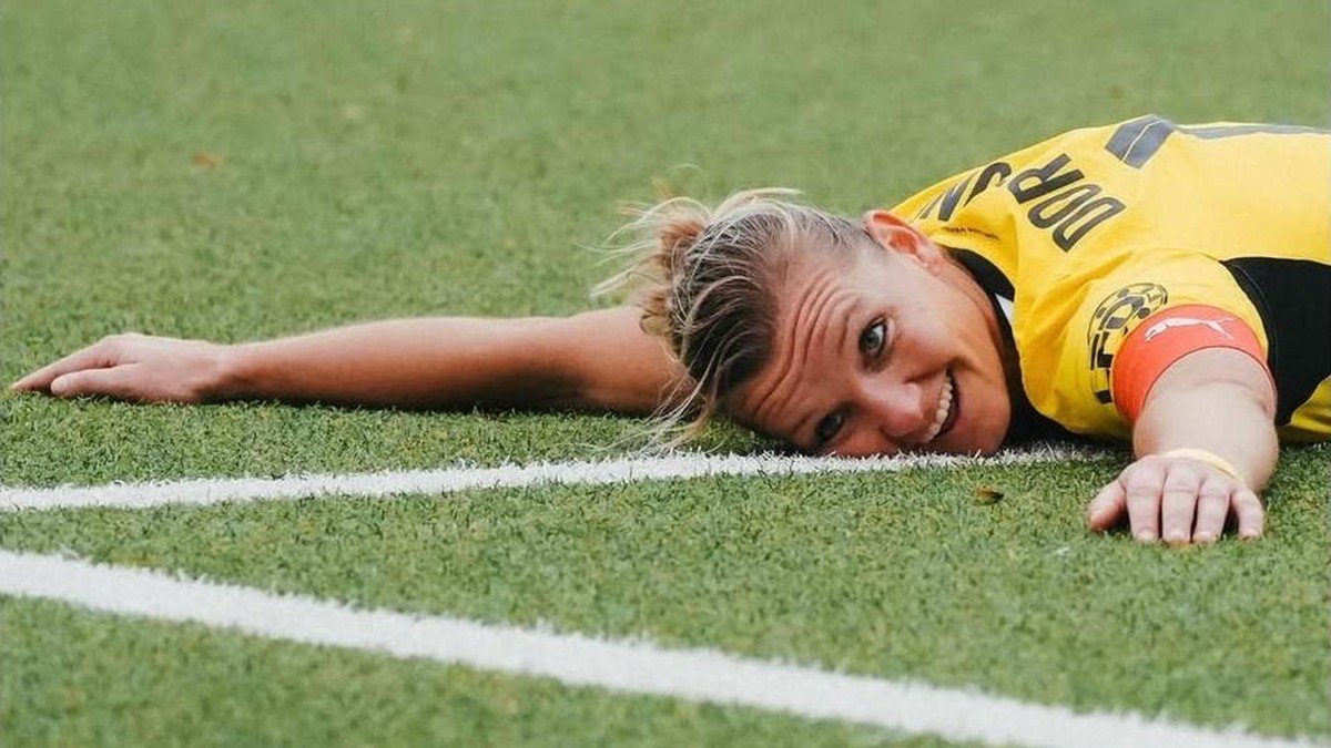 BVB-Kapitänin Alexandra Popp liegt erleichtert am Boden.