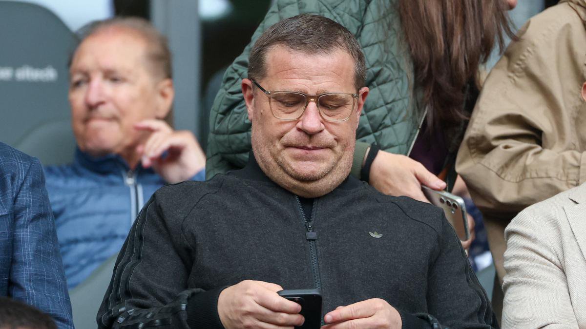 Max Eberl mit dem Handy in der Hand