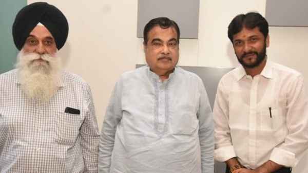 कौन है शिकायतकर्ता जेपी शर्मा?