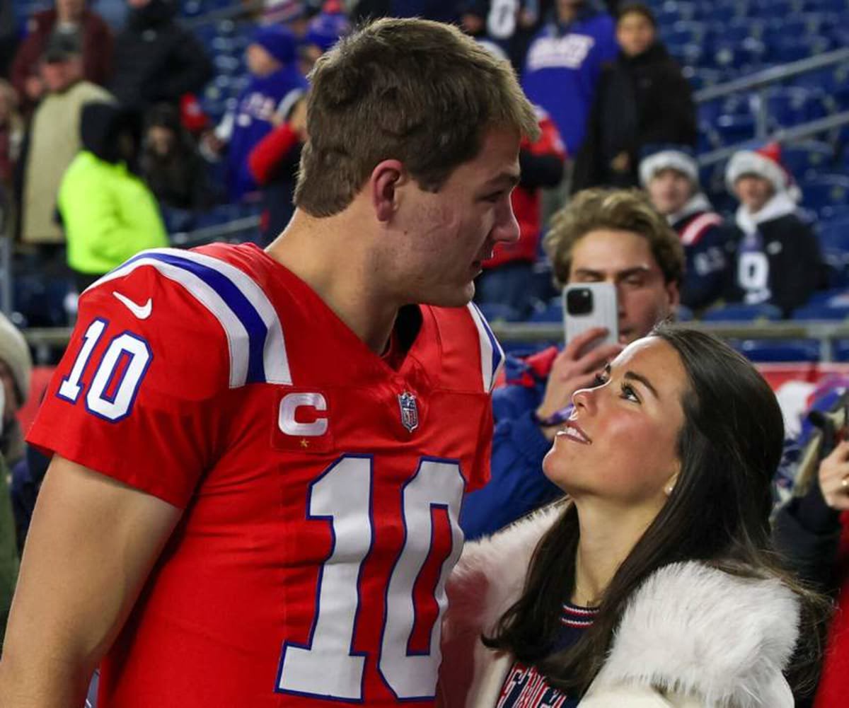 FOXBOROUGH, MA – DECEMBER 01: Drake Maye 10 of the New England Patriots with wife Anne Michael in warm up before a game between the New England Patriots and the New York Giants on December 1, 2025, at Gillette Stadium in Foxborough, Massachusetts. Photo by Fred Kfoury III/Icon Sportswire NFL, American Football Herren, USA DEC 01 Giants at Patriots EDITORIAL USE ONLY Icon482251201084 ©IMAGO/Icon Sportswire