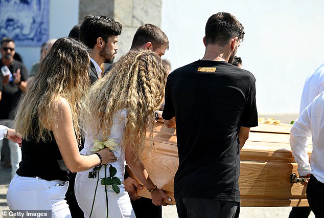 Rute walked alongside pallbearers and other mourners, dressed in all white and carrying her husband's coffin