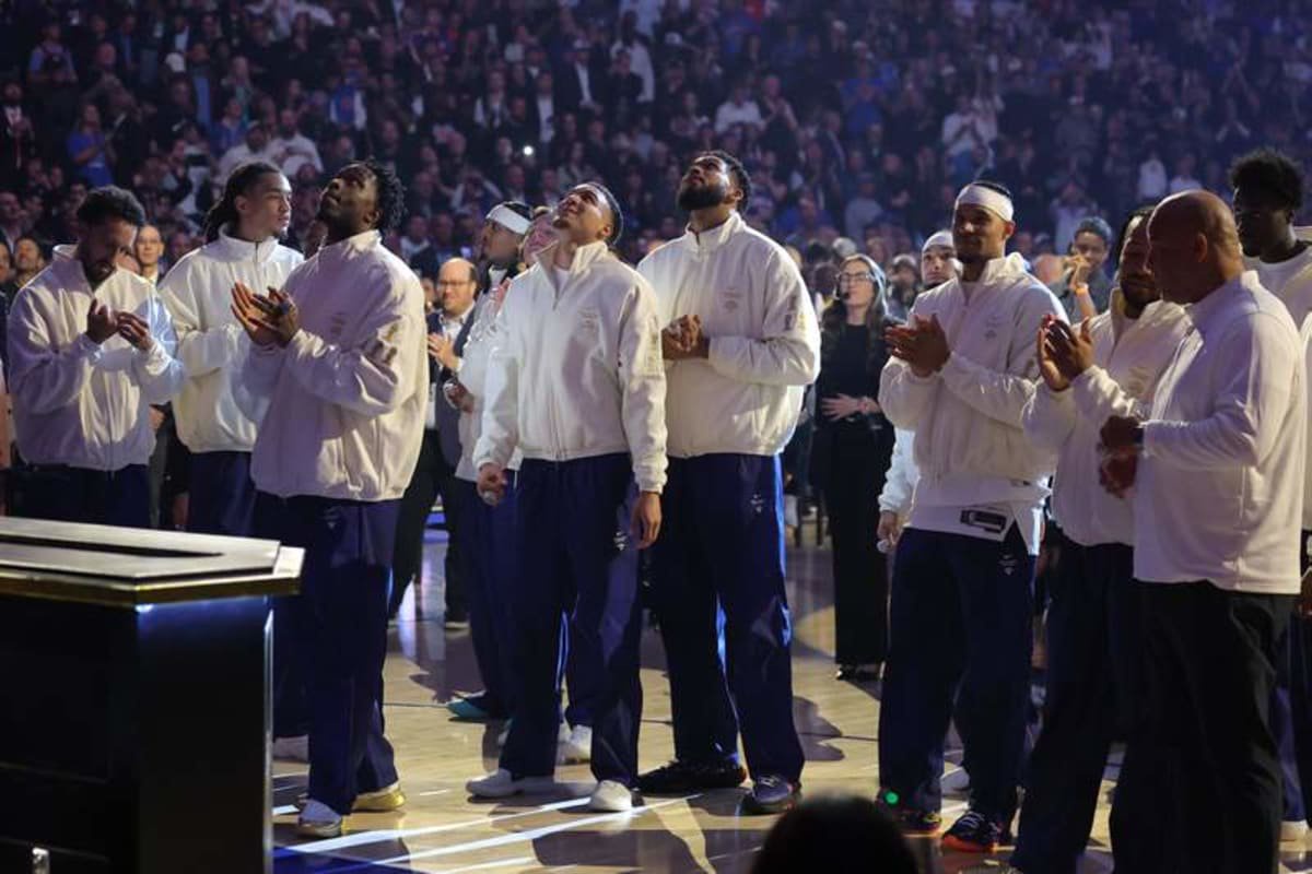 Oct 20, 2026; New York, New York, USA; New York Knicks players watch their 2025-26 championship banner ascend to the rafters during a ceremony before opening night game against the Philadelphia 76ers at Madison Square Garden. © Brad Penner-Imagn Images