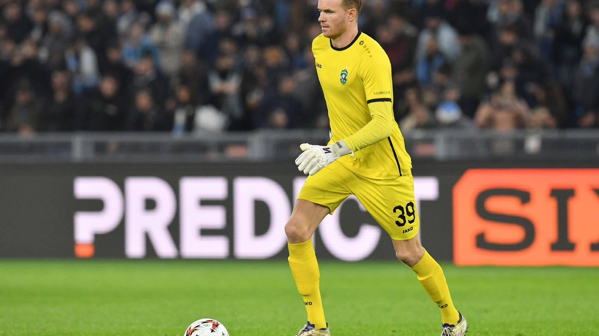 Torwart Hendrik Bonmann führt den Ball am Fuß.