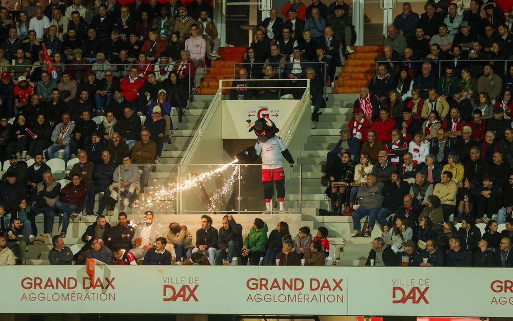 La mascotte de l’USD, Victorino, avait un nouveau jouet pour mettre l’ambiance en tribunes. De quoi en mettre plein la vue !
