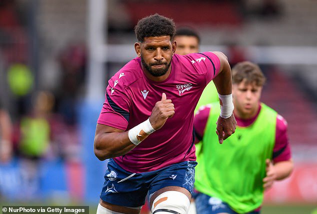On Froday, it was reported that Andrews ad been found unresponsive in a sho just outside of La Rochelle