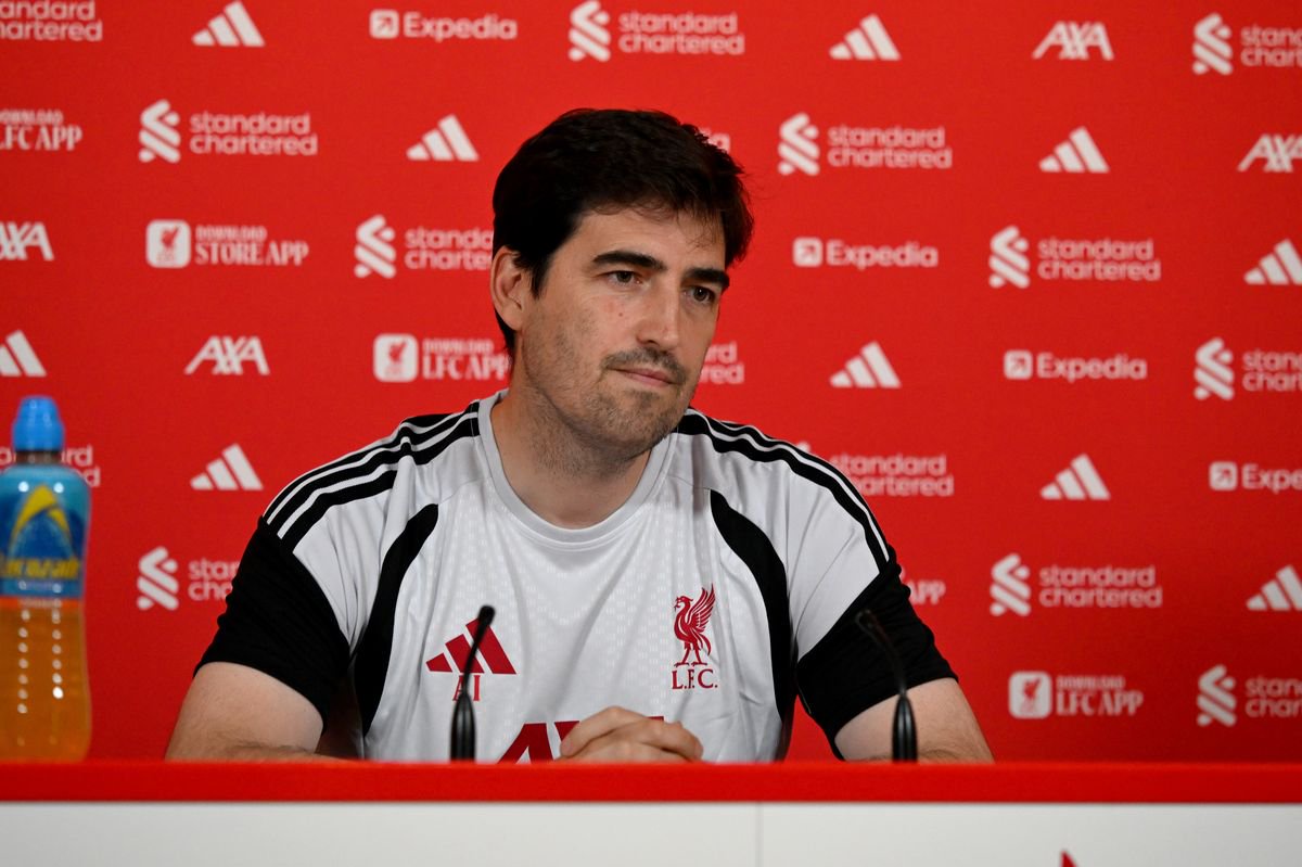 Andoni Iraola during a presser