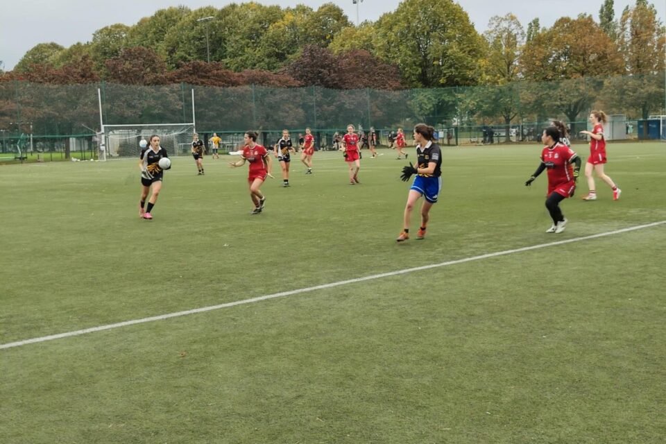Des déplacements libres, balle au pied ou à la main et des poteaux de rugby en guise de buts, la discipline permet de vite prendre du plaisir.