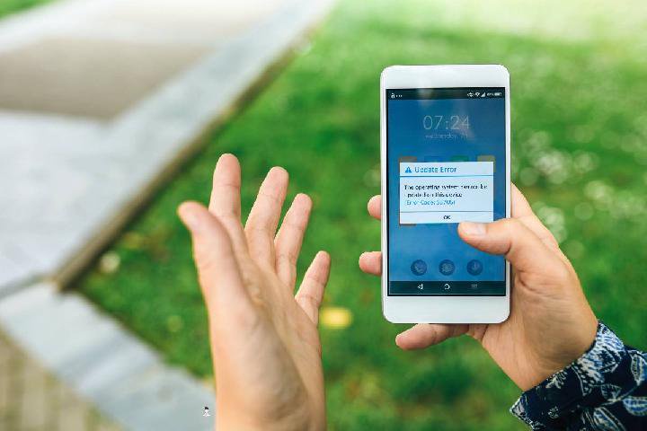 Cara mengatasi aplikasi force close di android dapat dilakukan dengan beberapa metode mulai dari restart HP hingga reset ke setelan pabrik. Foto: Canva