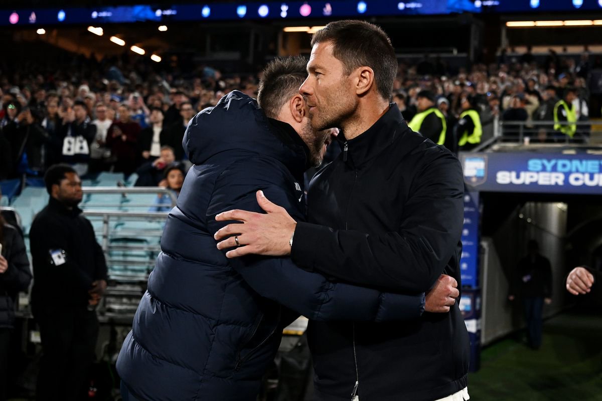 Roberto De Zerbi and Xabi Alonso embrace