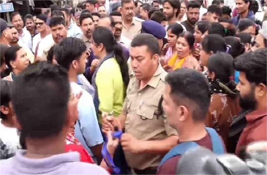 lpg crisis in dehradun residents protest over unavailability of