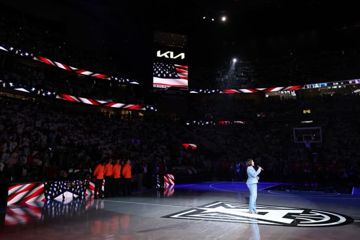 WNBA fans made their feelings clear on the national anthem controversy