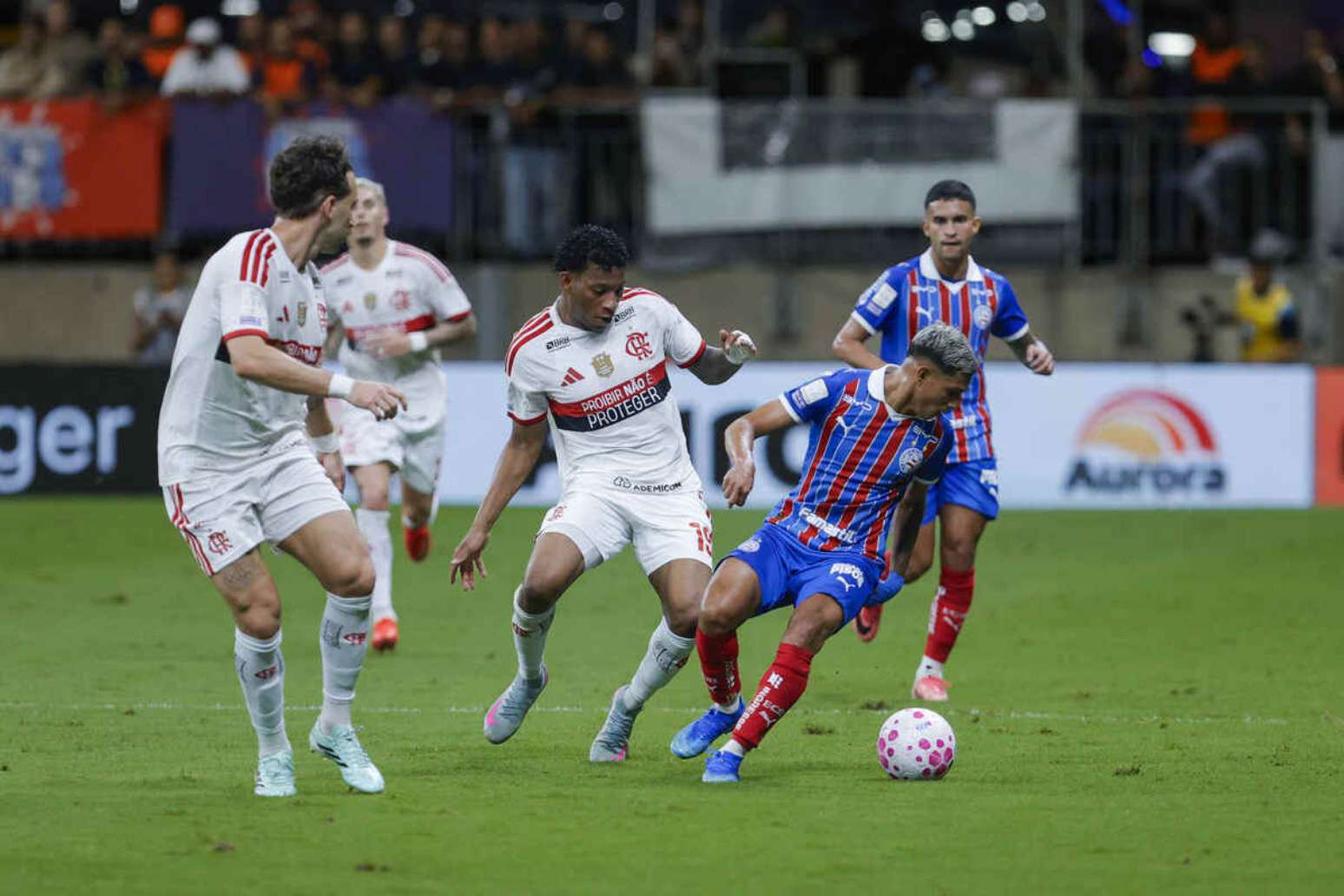 O Rubro-Negro Plata disputa a bola com Erick Pulga, um dos destaques do Bahia.