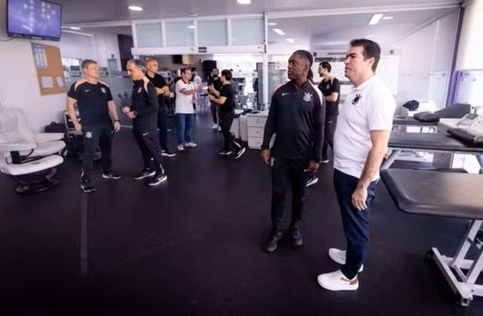 Seedorf em reunião de apresentação com jogadores e funcionários do Corinthians –