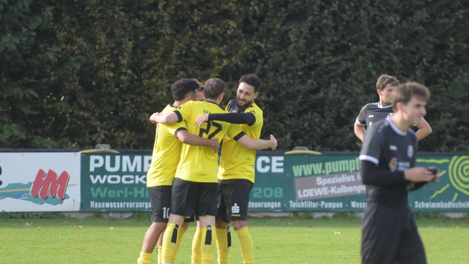 Der SV Hilbeck fährt in Unterzahl den ersten Saisonsieg ein. Nils Peuler bekam in der zweiten Hälfte die Rote Karte. Furkan Öztürk traf dreifach.