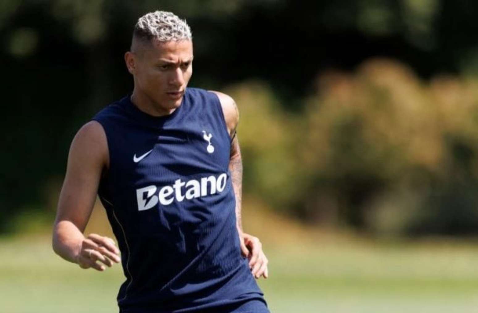 Carro de Richarlison foi flagrado avançando um sinal vermelho –