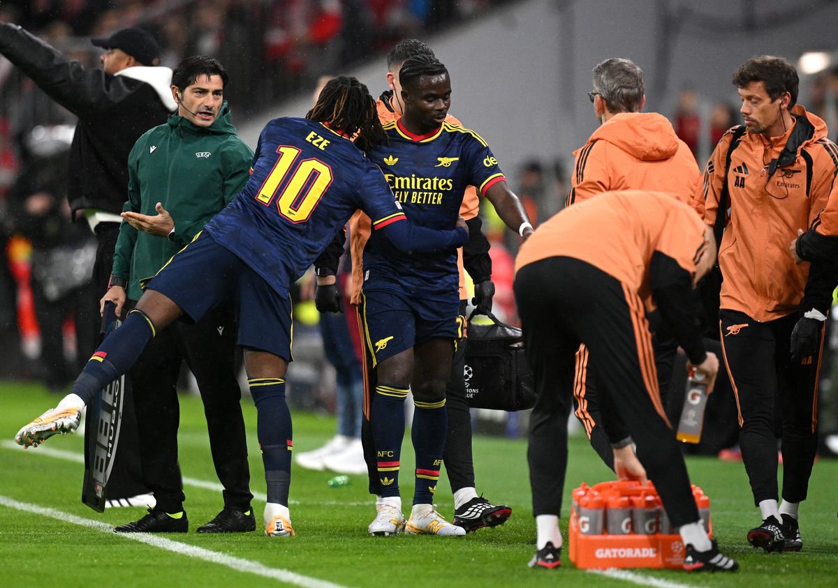 MUNICH, GERMANY - OCTOBER 21: Eberechi Eze of Arsenal interacts with teammate Bukayo Saka as he walks off the pitch due to an injury during the UEFA Champions League 2026/27 League Phase MD3 match between FC Bayern München and Arsenal FC at Football Arena Munich on October 21, 2026 in Munich, Germany. (Photo by Stuart Franklin - UEFA/UEFA via Getty Images)