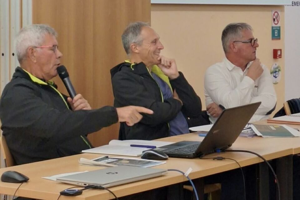 Gérard Pottier, de l'ASPTT, et Philippe Badier, de l'A3 Alençon, deux des trois chefs d'orchestre d'Alençon-La Croix Médavy ont présenté le bilan 2026 de la course ornaise et les nouveautés 2027 lors de l'assemblée générale vendredi 17 octobre.